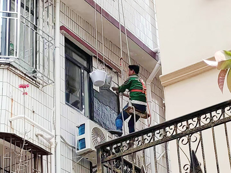 外墻瓷磚修補(bǔ)：將破損墻磚取出，用切割機(jī)在離損壞的墻磚的四周5到6毫米處切槽，用切割刀將墻磚縫的水泥稍微刮下一些，再用切割刀吧墻磚表面的釉面劃開一道口，以便把墻磚敲碎取出，用錘子把墻磚敲碎后取下來(lái)，如果水泥粘得太牢，可以用錘子和鏨子把破損的墻磚剔下。 將磚上的砂漿全部刮干凈，然后在107膠中加入適量的水泥，并攪拌成糊狀。然后在瓷磚的背面涂上薄薄的一層，再將瓷磚粘到之前粘貼的墻面，一會(huì)功夫就可粘牢。給瓷磚填縫，按照比例調(diào)勻瓷磚填縫劑，用海綿抹刀將填縫劑抹到墻磚之間的縫隙中;填縫劑半干后，將海綿沾水，把多余的填縫劑擦掉，干燥后完成。