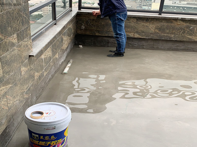 衛(wèi)生間貼磚施工：應全部清理墻面上的各類污物，打掃干凈現(xiàn)場，特別是腳落里。用泥刀先批墻，后用水泥漿找平。這個工序很重要，確保底子平，防止貼后空鼓。墻面要刷防水涂料，防止貼后浸水，一般高度不低于1.8米，刷的時候會稍高一些。根據設計鋪貼圖樣的要求，確定排磚方案，用墨斗彈線，以減少施工損耗。用鋸齒鏝刀拉槽這點是目前新工藝區(qū)別老工藝的一點，使用將粘結劑漿料抹在待鋪貼基層表面，經由鋸齒鏝刀梳理后的條狀漿料飽滿并連續(xù)不間斷。瓷磚上墻將經過預先清潔的瓷磚平整地鋪貼在粘結劑漿料基層上，使用橡膠錘將瓷磚拍實鋪平。施工過程中，可小幅度轉動瓷磚，使?jié){料與瓷磚背面充分接觸。專家建議在鋪貼時，隨機取下已鋪貼于基層上的瓷磚作檢查。確保漿料與瓷磚背面的充分接觸。