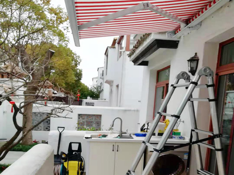 室外雨棚安裝調(diào)試：測量放線&rarr;安頂棚主骨架&rarr;安裝調(diào)平頂棚次骨架&rarr;安裝外層&rarr;安裝內(nèi)層&rarr;頂棚外部檐口調(diào)整及處理 ①根據(jù)安裝圖紙測量標(biāo)高和頂棚位置，用墨線彈出頂棚主骨架的位置線。②根據(jù)設(shè)計圖安裝膨脹螺栓，在將鋼板固定好，將主骨架的中心線投至鋼板。③安裝主骨架時先安裝兩端，然后再安裝中間部分；先組裝方鋼管，中間與預(yù)埋鋼板焊接。④主骨架安裝完畢后接下來安裝次骨架，并與主骨架焊接固定好。⑤外層的厚度有20mm，安裝好之后需要打膠，安裝壓條才算全部完成。⑥內(nèi)層的厚度為16mm，安裝前將上層底板擦干凈，也要進(jìn)行打膠和安裝壓條的工序。⑦后安裝外檐，將細(xì)節(jié)部分全部調(diào)整好即可。