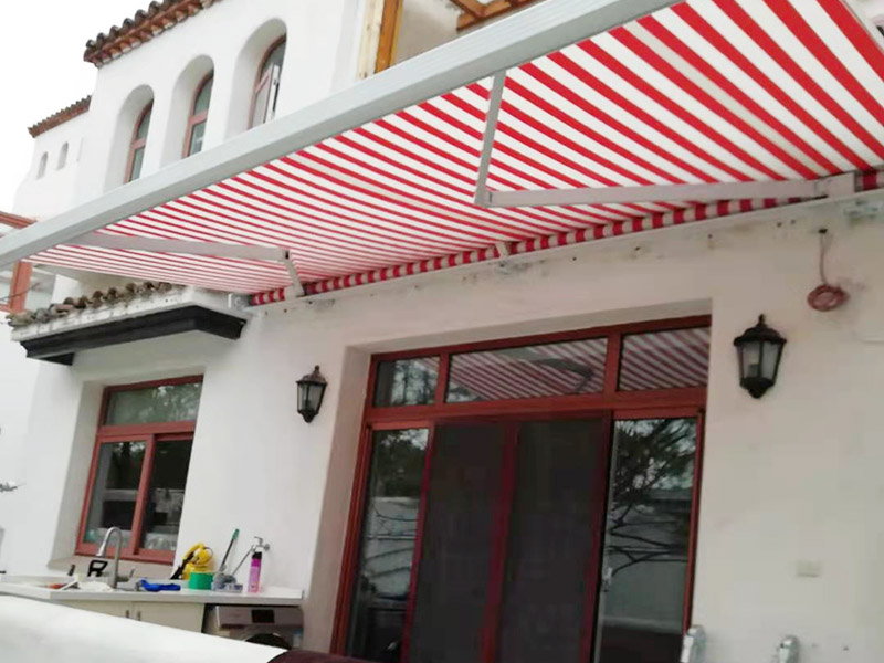 室外雨棚安裝調(diào)試：測量放線&rarr;安頂棚主骨架&rarr;安裝調(diào)平頂棚次骨架&rarr;安裝外層&rarr;安裝內(nèi)層&rarr;頂棚外部檐口調(diào)整及處理 ①根據(jù)安裝圖紙測量標(biāo)高和頂棚位置，用墨線彈出頂棚主骨架的位置線。②根據(jù)設(shè)計圖安裝膨脹螺栓，在將鋼板固定好，將主骨架的中心線投至鋼板。③安裝主骨架時先安裝兩端，然后再安裝中間部分；先組裝方鋼管，中間與預(yù)埋鋼板焊接。④主骨架安裝完畢后接下來安裝次骨架，并與主骨架焊接固定好。⑤外層的厚度有20mm，安裝好之后需要打膠，安裝壓條才算全部完成。⑥內(nèi)層的厚度為16mm，安裝前將上層底板擦干凈，也要進(jìn)行打膠和安裝壓條的工序。⑦后安裝外檐，將細(xì)節(jié)部分全部調(diào)整好即可。