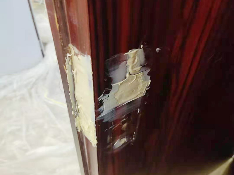 木門修補(bǔ)翻新：首先將破損的洞清理干凈，用砂紙打磨一下除去污垢，將膩?zhàn)雍秃锰钤诳斩磧?nèi)，等膩?zhàn)痈珊笥蒙凹埓蚰ス饣蛘咚俑赡z干透的木渣也是打磨光滑，除去上邊的灰塵。然后使用修補(bǔ)膏或者油漆對修補(bǔ)平整光滑的膩?zhàn)由险{(diào)色，還原成與周圍一樣的色彩，用吹風(fēng)機(jī)快速吹干油漆。