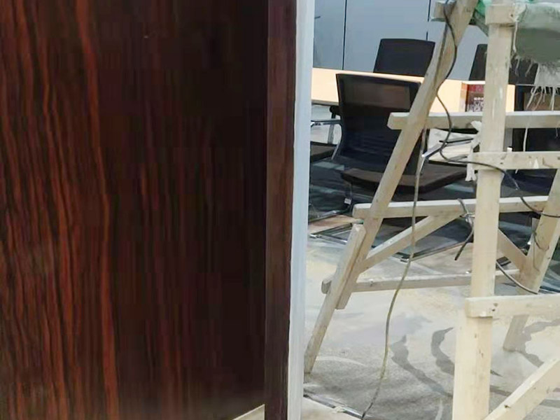 木門修補(bǔ)翻新：首先將破損的洞清理干凈，用砂紙打磨一下除去污垢，將膩?zhàn)雍秃锰钤诳斩磧?nèi)，等膩?zhàn)痈珊笥蒙凹埓蚰ス饣?，或者速干膠干透的木渣也是打磨光滑，除去上邊的灰塵。然后使用修補(bǔ)膏或者油漆對修補(bǔ)平整光滑的膩?zhàn)由险{(diào)色，還原成與周圍一樣的色彩，用吹風(fēng)機(jī)快速吹干油漆。