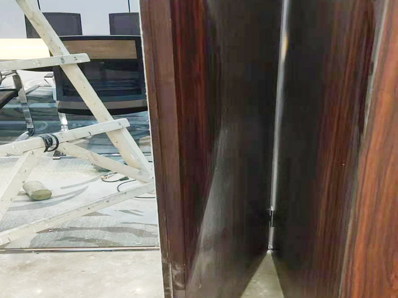 木門修補(bǔ)翻新：首先將破損的洞清理干凈，用砂紙打磨一下除去污垢，將膩?zhàn)雍秃锰钤诳斩磧?nèi)，等膩?zhàn)痈珊笥蒙凹埓蚰ス饣?，或者速干膠干透的木渣也是打磨光滑，除去上邊的灰塵。然后使用修補(bǔ)膏或者油漆對修補(bǔ)平整光滑的膩?zhàn)由险{(diào)色，還原成與周圍一樣的色彩，用吹風(fēng)機(jī)快速吹干油漆。