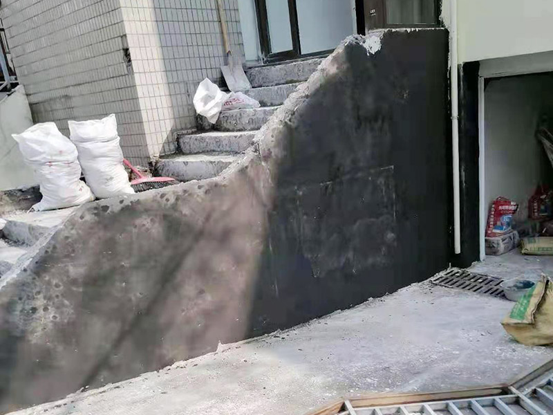 墻面刮膩子粉刷：可以做輕微潤水實驗，檢驗原涂層附著力是否合格，如果原基層膩子較差，則需要鏟除，重新石膏找平。陰角處理兩面&ldquo;彈線&rdquo;（注意垂直度），陽角處理用靠尺就可以了，然后用石膏粉加膠調制石膏膩子找直。石膏膩子干透后刮膩子（每遍必須徹底干透）。檢查膩子是否干透方法有二：首先觀察顏色是否一致；再就是看打磨的時候有沒&ldquo;粘砂紙&rdquo;現(xiàn)象。