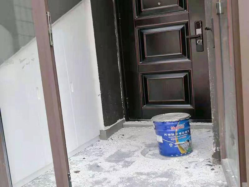 墻面刮膩子粉刷：可以做輕微潤水實驗，檢驗原涂層附著力是否合格，如果原基層膩子較差，則需要鏟除，重新石膏找平。陰角處理兩面&ldquo;彈線&rdquo;（注意垂直度），陽角處理用靠尺就可以了，然后用石膏粉加膠調制石膏膩子找直。石膏膩子干透后刮膩子（每遍必須徹底干透）。檢查膩子是否干透方法有二：首先觀察顏色是否一致；再就是看打磨的時候有沒&ldquo;粘砂紙&rdquo;現(xiàn)象。