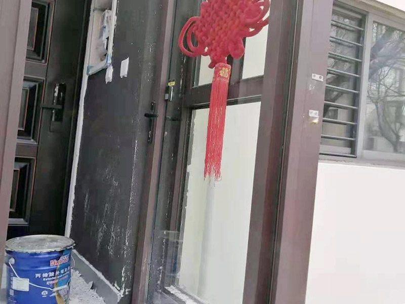 墻面刮膩子粉刷：可以做輕微潤水實驗，檢驗原涂層附著力是否合格，如果原基層膩子較差，則需要鏟除，重新石膏找平。陰角處理兩面&ldquo;彈線&rdquo;（注意垂直度），陽角處理用靠尺就可以了，然后用石膏粉加膠調制石膏膩子找直。石膏膩子干透后刮膩子（每遍必須徹底干透）。檢查膩子是否干透方法有二：首先觀察顏色是否一致；再就是看打磨的時候有沒&ldquo;粘砂紙&rdquo;現(xiàn)象。