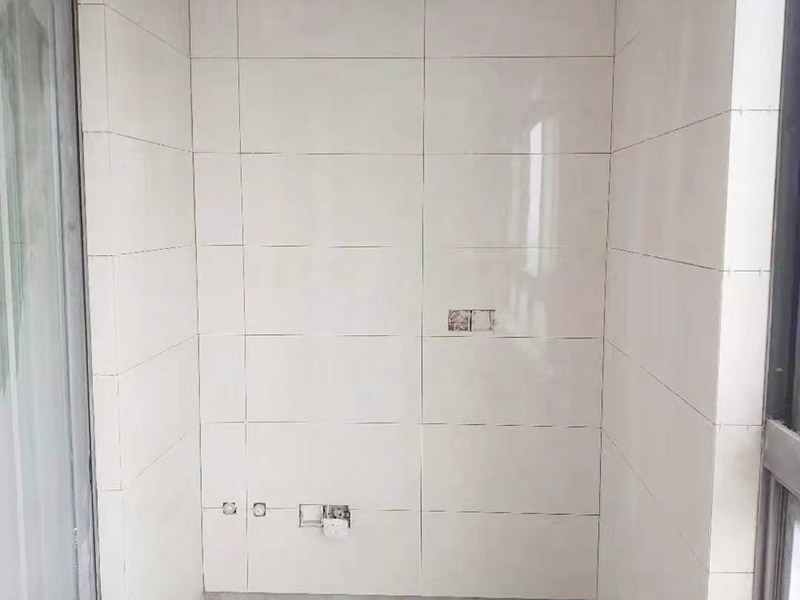 全屋裝修翻新：基層施工 在墻面翻新前,需要先將舊漆面鏟除干凈,之后在進(jìn)行打磨,將墻面的浮沉雜物都清理干凈。成品保護(hù) 基層做完后,需要將施工區(qū)域的家具物件移除,避免在翻新過(guò)程中,使家具受到損傷。在刮膩?zhàn)又?，先用尺子檢測(cè)一下墻面的平整度。在施工時(shí)，對(duì)不平整的地方進(jìn)行多次涂刮，修補(bǔ)好不平整的區(qū)域。一般膩?zhàn)庸蝺杀榧纯桑看文佔(zhàn)庸瓮旰笠M(jìn)行打磨，可以讓墻面更加光滑。膩?zhàn)痈赏负?，再?duì)墻面進(jìn)行油漆涂刷。底漆要先刷，施工力度要均勻，這樣漆膜厚度也相對(duì)一致，然后開(kāi)始面漆施工。一定要讓漆面自然干透。