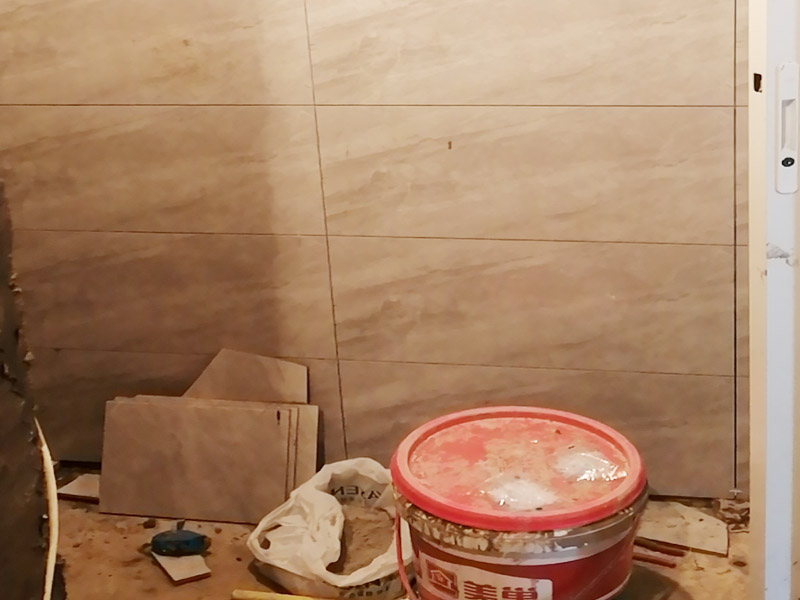 廁所重新裝修：、在同一房間內(nèi)，同類型的采暖設(shè)備、衛(wèi)生器具及管道配件，除有特殊要求外，應(yīng)安裝在同一高度上。2、明裝管道成排安裝時，直線部分應(yīng)互相平行。曲線部分：當(dāng)管道水平或垂直并行時，應(yīng)與直線部分保持等距；管道水平上下并行時，彎管部分的曲率半徑應(yīng)一致。3、管道采用粘接接口，管端插入承口的深度不得小于表3．3.15的規(guī)定。