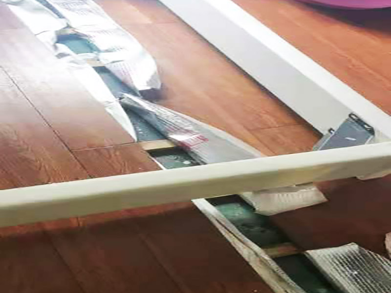 地板修復(fù)維修：擦拭木地板 要擦拭木地板盡量使用靜電拖把，因?yàn)槟镜匕宀灰苏从羞^(guò)多的水分，這樣可以使木地板可以使用更長(zhǎng)的時(shí)間，如果是實(shí)木地板，在擦拭前可噴灑一些精油效果更好。 修補(bǔ)大刮痕 要修補(bǔ)較深、較大的刮痕比較麻煩，我們要選擇與木地板顏色相近的修補(bǔ)膏，擠在刮痕處，然后用刮刀將其抹平、涂勻，必要的時(shí)候可以多涂一些，也可以有一定的效果。