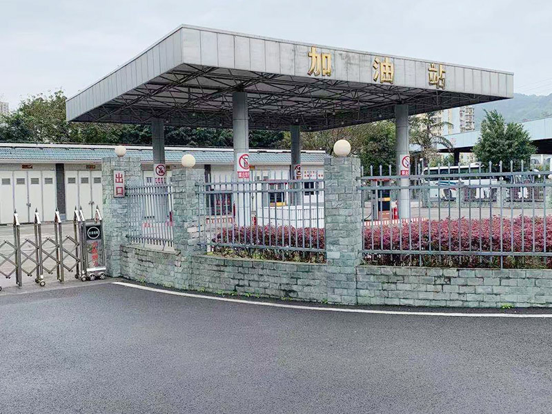 加油站漏水施工：先由專業(yè)人員檢查有無裂縫，根據(jù)前面的方案處理好裂縫后，在整個(gè)屋面鋪上防水卷材，若要加強(qiáng)防水效果，還可以再鋪上隔熱板，由于隔熱板的高度在20厘米以上，能夠達(dá)到保護(hù)防水層和隔熱保溫的雙重效果。 一般情況下專業(yè)施工隊(duì)會(huì)使用吊籃，由維修人員在外墻施工。處理辦法是：大裂縫可用堵漏王，小裂縫可用玻璃膠來補(bǔ)漏，修補(bǔ)時(shí)用外墻防水劑，噴上幾道之后就可以了。由于外墻裂縫補(bǔ)漏需要高空作業(yè)，市民一定要請(qǐng)專業(yè)施工隊(duì)來處理，以防安全事故放生。