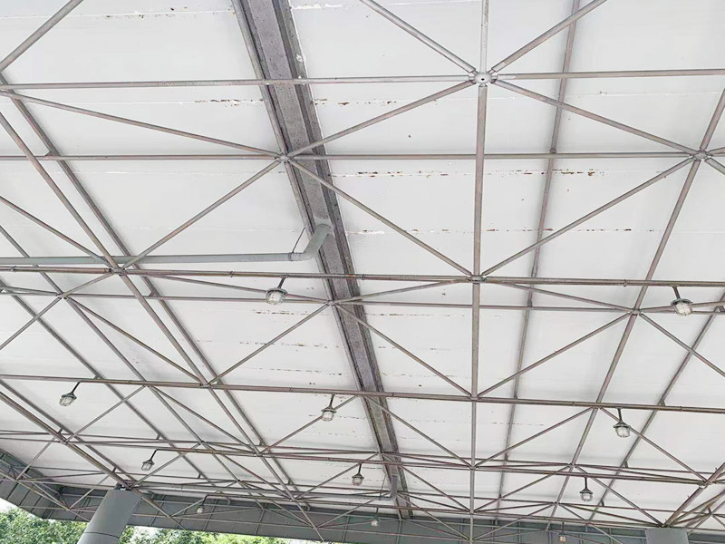 加油站漏水施工：先由專業(yè)人員檢查有無裂縫，根據(jù)前面的方案處理好裂縫后，在整個(gè)屋面鋪上防水卷材，若要加強(qiáng)防水效果，還可以再鋪上隔熱板，由于隔熱板的高度在20厘米以上，能夠達(dá)到保護(hù)防水層和隔熱保溫的雙重效果。 一般情況下專業(yè)施工隊(duì)會(huì)使用吊籃，由維修人員在外墻施工。處理辦法是：大裂縫可用堵漏王，小裂縫可用玻璃膠來補(bǔ)漏，修補(bǔ)時(shí)用外墻防水劑，噴上幾道之后就可以了。由于外墻裂縫補(bǔ)漏需要高空作業(yè)，市民一定要請(qǐng)專業(yè)施工隊(duì)來處理，以防安全事故放生。