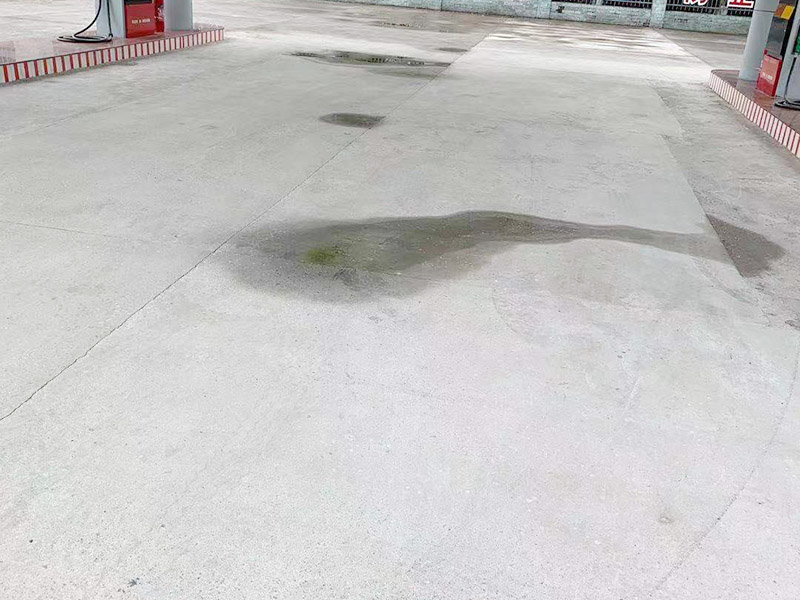 加油站漏水施工：先由專業(yè)人員檢查有無裂縫，根據(jù)前面的方案處理好裂縫后，在整個(gè)屋面鋪上防水卷材，若要加強(qiáng)防水效果，還可以再鋪上隔熱板，由于隔熱板的高度在20厘米以上，能夠達(dá)到保護(hù)防水層和隔熱保溫的雙重效果。 一般情況下專業(yè)施工隊(duì)會(huì)使用吊籃，由維修人員在外墻施工。處理辦法是：大裂縫可用堵漏王，小裂縫可用玻璃膠來補(bǔ)漏，修補(bǔ)時(shí)用外墻防水劑，噴上幾道之后就可以了。由于外墻裂縫補(bǔ)漏需要高空作業(yè)，市民一定要請(qǐng)專業(yè)施工隊(duì)來處理，以防安全事故放生。