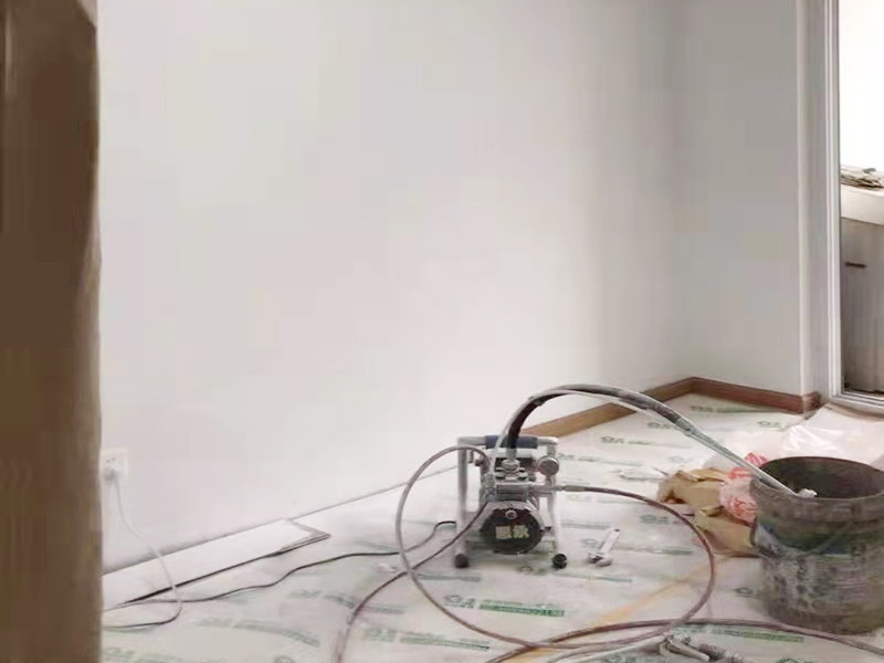 全屋裝修翻新:對于原有空間布局不滿意，需要重新規(guī)劃，那勢必就會對房屋的墻體進行安排。拆除、砌墻等等。水電施工基本原則：走頂不走地，頂不能走，考慮走墻，墻也不能走，才考慮走地。 在開線槽前，要先做好線路定位，主要考慮開關(guān)、插座、燈具等電器的位置。此時可進行櫥柜的第一次測量。嚴格的監(jiān)督水電工程中的質(zhì)量及一些相關(guān)的隱患問題，及早發(fā)現(xiàn)及早解決。