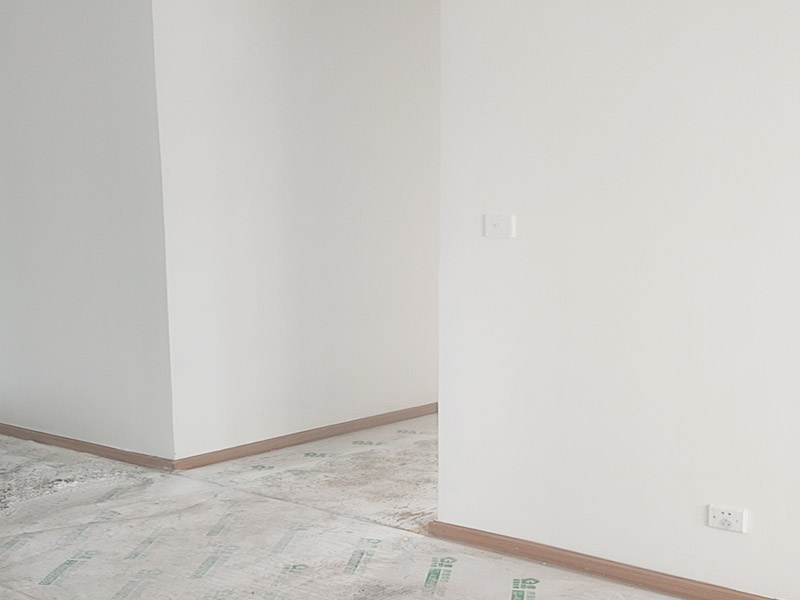 全屋裝修翻新:對于原有空間布局不滿意，需要重新規(guī)劃，那勢必就會對房屋的墻體進行安排。拆除、砌墻等等。水電施工基本原則：走頂不走地，頂不能走，考慮走墻，墻也不能走，才考慮走地。 在開線槽前，要先做好線路定位，主要考慮開關(guān)、插座、燈具等電器的位置。此時可進行櫥柜的第一次測量。嚴格的監(jiān)督水電工程中的質(zhì)量及一些相關(guān)的隱患問題，及早發(fā)現(xiàn)及早解決。 清理舊墻面:對墻面先進行清楚表層,因為表層需要處理干凈,把面上凹凸不平的地方修復平整。刮頭遍膩子:選擇顆粒細度較高,質(zhì)地較硬的膩子進行工作。刮完后打磨,完成打磨工作后,記得要將墻面清掃一遍,避免因粉塵太多,影響墻漆的附著力。刷底漆:如果墻面用漆量較大,建議在底漆中適量多加點水,在涂刷過程中一定要確保墻面的每個地方都要刷上底漆,并且涂刷均勻。