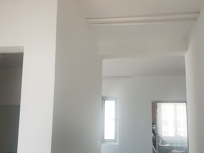 全屋裝修翻新:對于原有空間布局不滿意，需要重新規(guī)劃，那勢必就會對房屋的墻體進行安排。拆除、砌墻等等。水電施工基本原則：走頂不走地，頂不能走，考慮走墻，墻也不能走，才考慮走地。 在開線槽前，要先做好線路定位，主要考慮開關(guān)、插座、燈具等電器的位置。此時可進行櫥柜的第一次測量。嚴格的監(jiān)督水電工程中的質(zhì)量及一些相關(guān)的隱患問題，及早發(fā)現(xiàn)及早解決。 清理舊墻面:對墻面先進行清楚表層,因為表層需要處理干凈,把面上凹凸不平的地方修復平整。刮頭遍膩子:選擇顆粒細度較高,質(zhì)地較硬的膩子進行工作。刮完后打磨,完成打磨工作后,記得要將墻面清掃一遍,避免因粉塵太多,影響墻漆的附著力。刷底漆:如果墻面用漆量較大,建議在底漆中適量多加點水,在涂刷過程中一定要確保墻面的每個地方都要刷上底漆,并且涂刷均勻。