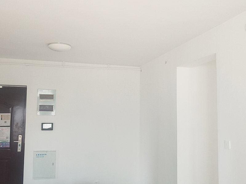 全屋裝修翻新:對于原有空間布局不滿意，需要重新規(guī)劃，那勢必就會對房屋的墻體進行安排。拆除、砌墻等等。水電施工基本原則：走頂不走地，頂不能走，考慮走墻，墻也不能走，才考慮走地。 在開線槽前，要先做好線路定位，主要考慮開關(guān)、插座、燈具等電器的位置。此時可進行櫥柜的第一次測量。嚴格的監(jiān)督水電工程中的質(zhì)量及一些相關(guān)的隱患問題，及早發(fā)現(xiàn)及早解決。 清理舊墻面:對墻面先進行清楚表層,因為表層需要處理干凈,把面上凹凸不平的地方修復平整。刮頭遍膩子:選擇顆粒細度較高,質(zhì)地較硬的膩子進行工作。刮完后打磨,完成打磨工作后,記得要將墻面清掃一遍,避免因粉塵太多,影響墻漆的附著力。刷底漆:如果墻面用漆量較大,建議在底漆中適量多加點水,在涂刷過程中一定要確保墻面的每個地方都要刷上底漆,并且涂刷均勻。