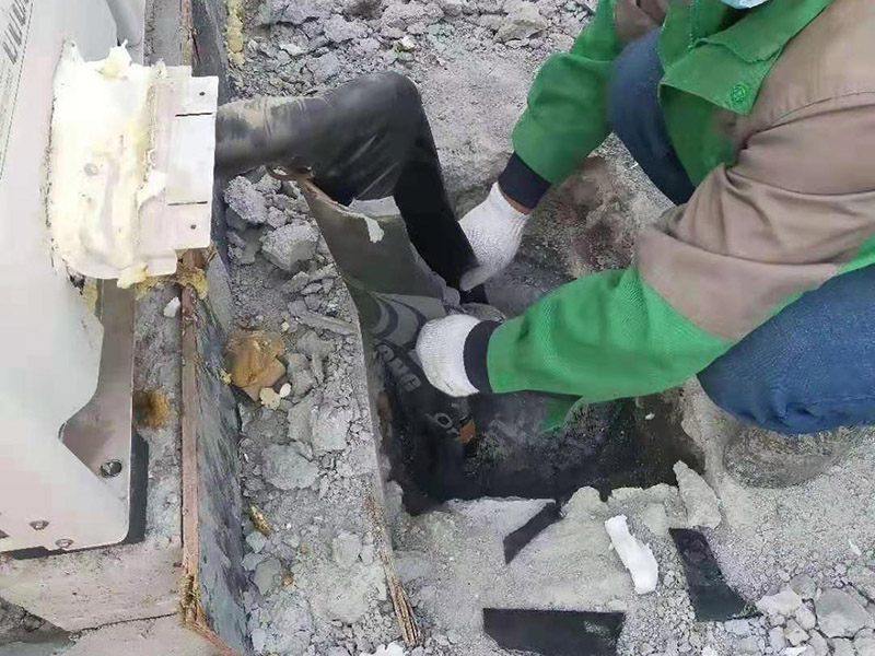 水管做防水卷材施工：如在屋面上設(shè)計(jì)有彩鋼坡屋頂。通常情況下是在彩鋼坡屋頂沒有安裝彩鋼板前，鋪設(shè)防水卷材(因安裝彩鋼板后，鋼結(jié)構(gòu)屋頂內(nèi)十分黑暗，雖可人工照明，但空間狹小，不利于施工)。在安裝彩鋼板時(shí)，施工作業(yè)人員要頻繁踩踏卷材，難免要對防水層造成破壞，而滿粘的卷材在一定程度上可以承受這種外力的沖擊，而不至于移位，接縫撕裂。