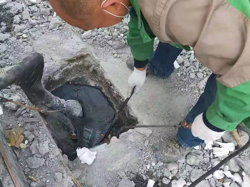 水管做防水卷材施工：如在屋面上設(shè)計(jì)有彩鋼坡屋頂。通常情況下是在彩鋼坡屋頂沒有安裝彩鋼板前，鋪設(shè)防水卷材(因安裝彩鋼板后，鋼結(jié)構(gòu)屋頂內(nèi)十分黑暗，雖可人工照明，但空間狹小，不利于施工)。在安裝彩鋼板時(shí)，施工作業(yè)人員要頻繁踩踏卷材，難免要對防水層造成破壞，而滿粘的卷材在一定程度上可以承受這種外力的沖擊，而不至于移位，接縫撕裂。