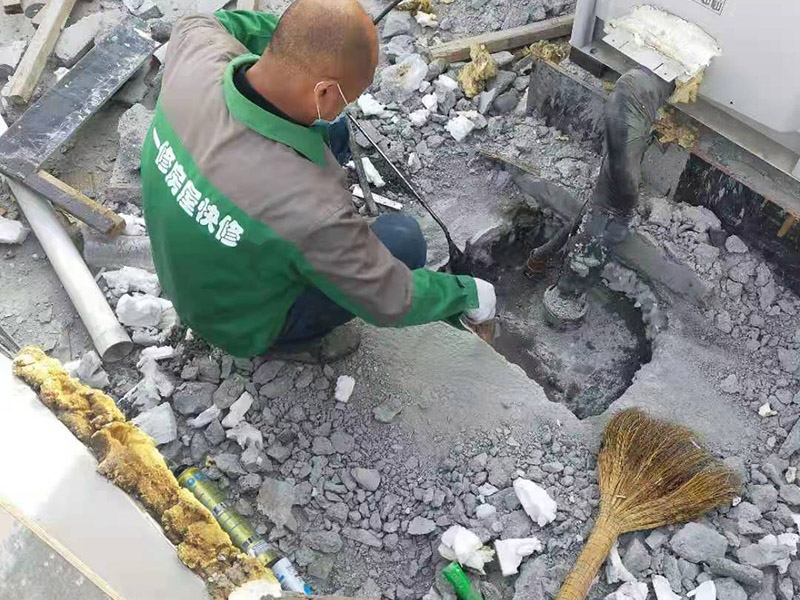 水管做防水卷材施工：如在屋面上設(shè)計(jì)有彩鋼坡屋頂。通常情況下是在彩鋼坡屋頂沒有安裝彩鋼板前，鋪設(shè)防水卷材(因安裝彩鋼板后，鋼結(jié)構(gòu)屋頂內(nèi)十分黑暗，雖可人工照明，但空間狹小，不利于施工)。在安裝彩鋼板時(shí)，施工作業(yè)人員要頻繁踩踏卷材，難免要對防水層造成破壞，而滿粘的卷材在一定程度上可以承受這種外力的沖擊，而不至于移位，接縫撕裂。