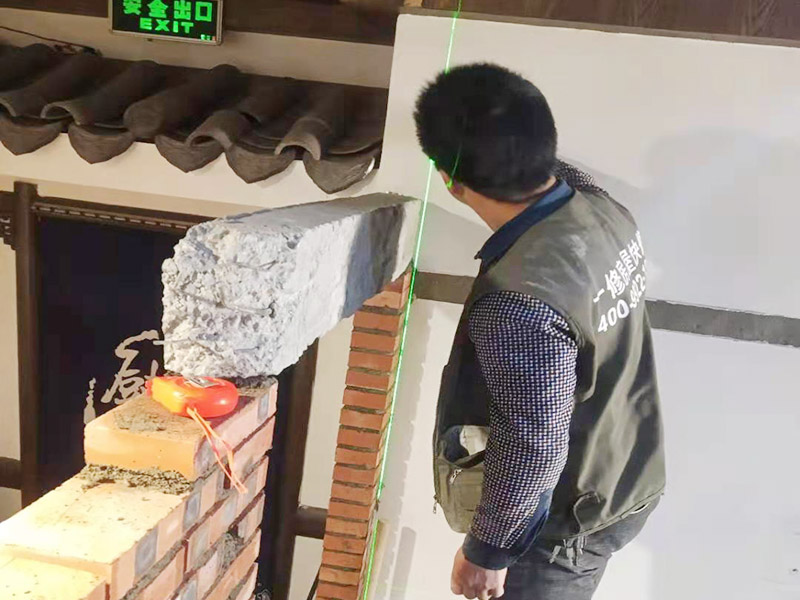 室內(nèi)水泥砌紅磚：要想在家中裝修一面紅磚砌墻，施工工人一般都會使用鋼化的方法。鋼化之后的紅磚砌墻不僅光澤度好，而且硬度還高，用指甲都不會留下什么痕跡。但是這種工藝的本身并不是膩子，因為膩子是作為面層來打底用的，所以必須要具有一定的粗糙度、吸水性、延展性，這樣附著力才好，也不會導(dǎo)致墻漆快速干裂。在做了鋼化之后，就可以不用再上乳膠漆了。因為紅磚砌墻的附著力和吸水性都很差，如果要比較與墻漆的好壞，從環(huán)保的角度來說，墻漆無疑是最好的。