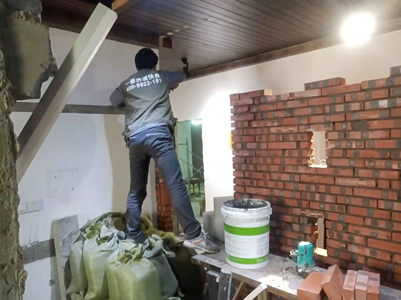 室內(nèi)水泥砌紅磚：要想在家中裝修一面紅磚砌墻，施工工人一般都會使用鋼化的方法。鋼化之后的紅磚砌墻不僅光澤度好，而且硬度還高，用指甲都不會留下什么痕跡。但是這種工藝的本身并不是膩子，因為膩子是作為面層來打底用的，所以必須要具有一定的粗糙度、吸水性、延展性，這樣附著力才好，也不會導(dǎo)致墻漆快速干裂。在做了鋼化之后，就可以不用再上乳膠漆了。因為紅磚砌墻的附著力和吸水性都很差，如果要比較與墻漆的好壞，從環(huán)保的角度來說，墻漆無疑是最好的。