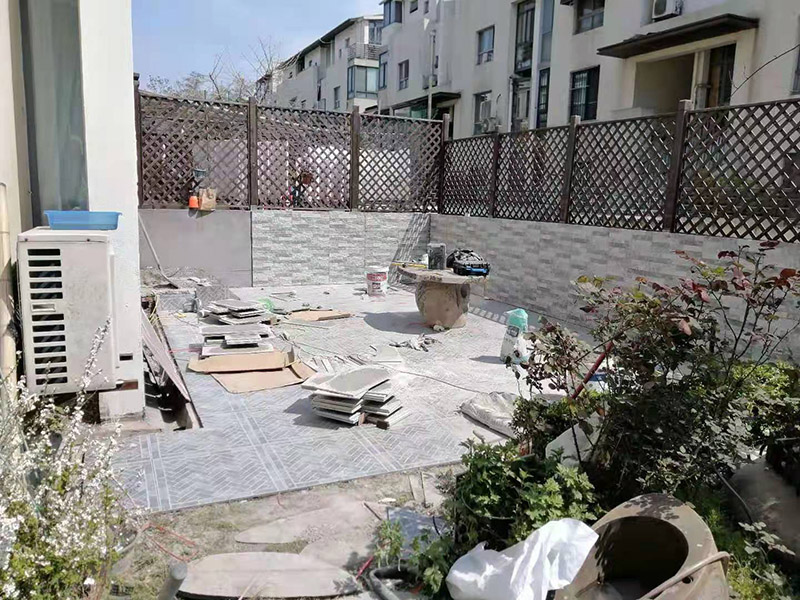 庭院防水貼磚：基層清理平整。其實不用說大家都知道開始的時候肯定是地面平整，定好大致的高度，然后整平夯實。水平定點，基層硬化。所有的造型定位之后，在規(guī)劃好的區(qū)域之內(nèi)就需要精確定點，做好標高處理，然后進行基層硬化。鋪貼透水磚，勾縫處理。做好前面的所有準備工作就可以鋪貼透水磚了，按照自己最滿意的鋪貼花式來施工即可，最后用水泥砂漿勾縫處理。