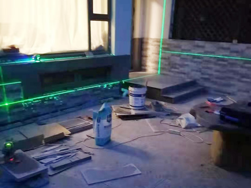 庭院防水貼磚：基層清理平整。其實不用說大家都知道開始的時候肯定是地面平整，定好大致的高度，然后整平夯實。水平定點，基層硬化。所有的造型定位之后，在規(guī)劃好的區(qū)域之內(nèi)就需要精確定點，做好標高處理，然后進行基層硬化。鋪貼透水磚，勾縫處理。做好前面的所有準備工作就可以鋪貼透水磚了，按照自己最滿意的鋪貼花式來施工即可，最后用水泥砂漿勾縫處理。