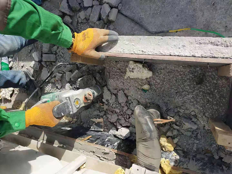 屋頂水管拆除改造：屋頂有很多的低矮的管道，其實是和其他住戶不相連的。這些是屋頂保溫層的排氣口。保溫層在施工時難免會有水分留在里面，施工結束后長期暴曬于屋頂，如果水汽排不出會造成屋頂起鼓開裂。所以在工程上要求有一定間隔的排氣口。 用水泥砂漿找平,同時做好防水層和保護層,然后,檢查基層處理并進行清理,要求不能有任何雜質,且屋面必須保持干燥,否則會直接影響防水效果,最后,根據當天的施工量配置相應的瀝青,并參照從高到低、從遠到近的順序,開始鋪貼屋面防水卷材。