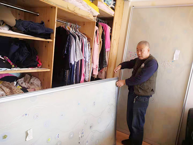 移門滑軌維修：用螺絲刀把滑輪卸下，檢查滑輪無法轉(zhuǎn)動原因，如果是生銹了，可以先涂點(diǎn)黃油，讓它自己滑動一下，可以增加靈活性;如果不行，請直接更換一個滑輪。 先借用工具取一個邊框和下封，用固定螺絲固定，把固定好的邊框放置地上，然后把移門板排列在邊框上面。 取另外一根邊框，接著卡入排列好的移門板上，用螺絲固定下封和邊框，一定要?dú)w哪個緊，不要讓它松動。 卡入上封，用螺絲固定，同時固定好上滑輪，等待上下螺絲都固定好后，用牽引螺絲，把下滑輪固定在下封內(nèi)，整個過程維修好。