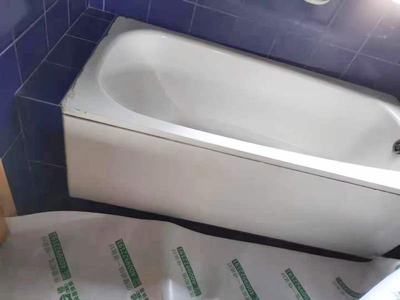 浴缸防水安裝施工：在安放浴缸時(shí)注意下水口的另一端要略高于下水口的一端，以便將來排污不暢。這一點(diǎn)要因情況而定。鑄鐵的浴缸雖然結(jié)實(shí)，但其導(dǎo)熱性非常的快，應(yīng)使用中河沙，在浴缸的底部鋪牢、砸實(shí)。 浴缸裙的貼磚是不需要抓毛的，砌好紅磚的臺子，在表面抹一層水泥砂漿，然后等兩天再來貼磚即可，貼磚很麻煩，由于地面留了坡度，而浴缸是平的，所以每一塊大磚都要打磨成不同的尺寸，不可以一次打磨很多，容易磨多了，要反復(fù)磨。磚的上邊要塞入浴缸的圓邊下，這樣才不會(huì)形成陽角。