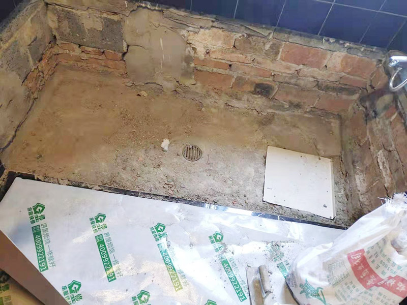 浴缸防水安裝施工：在安放浴缸時(shí)注意下水口的另一端要略高于下水口的一端，以便將來排污不暢。這一點(diǎn)要因情況而定。鑄鐵的浴缸雖然結(jié)實(shí)，但其導(dǎo)熱性非常的快，應(yīng)使用中河沙，在浴缸的底部鋪牢、砸實(shí)。 浴缸裙的貼磚是不需要抓毛的，砌好紅磚的臺子，在表面抹一層水泥砂漿，然后等兩天再來貼磚即可，貼磚很麻煩，由于地面留了坡度，而浴缸是平的，所以每一塊大磚都要打磨成不同的尺寸，不可以一次打磨很多，容易磨多了，要反復(fù)磨。磚的上邊要塞入浴缸的圓邊下，這樣才不會(huì)形成陽角。