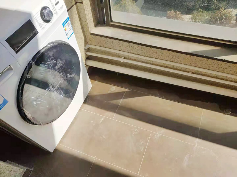 陽臺管道排布：首先檢測檢查一些看看是什么位置的管子的問題。根據(jù)判斷出水位置或者漏水位置選擇合適的維修措施方法。如果是出水外邊的管道壞了，可以通過更換外邊的管道水龍頭就可以維修修好。 在陽臺安裝水管，要選擇合適位置安裝水管，不能妨礙人在陽臺內(nèi)的活動，但要滿足人們使用水管的相關(guān)需求。