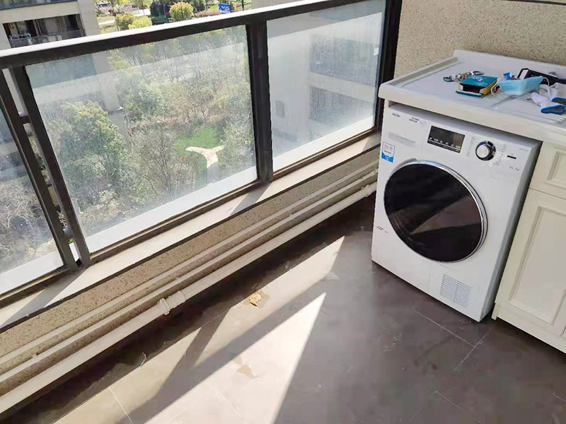 陽臺管道排布：首先檢測檢查一些看看是什么位置的管子的問題。根據(jù)判斷出水位置或者漏水位置選擇合適的維修措施方法。如果是出水外邊的管道壞了，可以通過更換外邊的管道水龍頭就可以維修修好。 在陽臺安裝水管，要選擇合適位置安裝水管，不能妨礙人在陽臺內(nèi)的活動，但要滿足人們使用水管的相關(guān)需求。