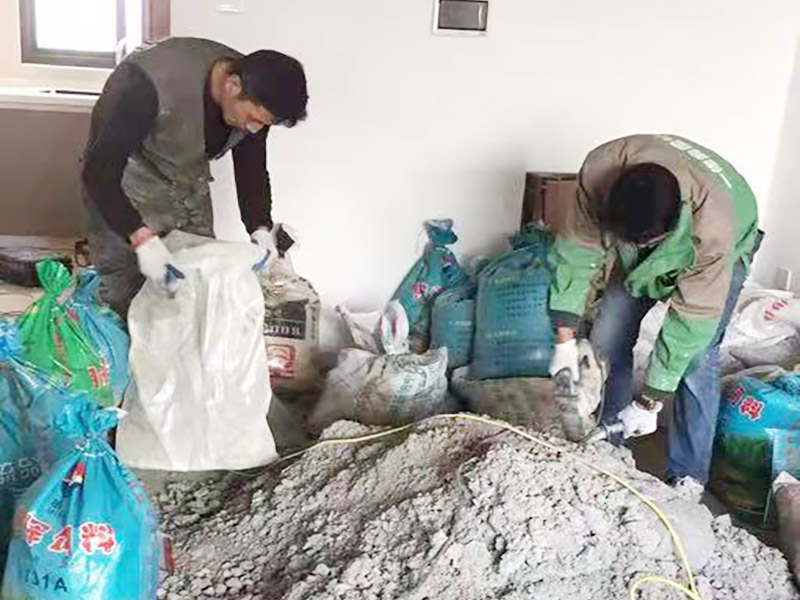 客廳地面貼磚：首先要把基層用水澆濕，除去雜物和浮沙。再抹結(jié)合層，需要注意的是要使用1：3的干性水泥漿，按照水平線(xiàn)探鋪平整，然后再把磚放在沙漿上用膠皮錘振實(shí)。這時(shí)再把地面磚取下澆抹水泥漿，然后把地面磚放實(shí)振平就可以了。采用干鋪法可以有效地避免鋪裝過(guò)程中造成的空鼓、氣泡等現(xiàn)象發(fā)生。但是干鋪法的技術(shù)含量比較高，所以費(fèi)用也會(huì)比較貴。