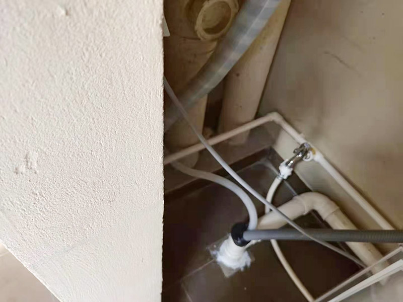 陽臺管道排布：首先檢測檢查一些看看是什么位置的管子的問題。根據(jù)判斷出水位置或者漏水位置選擇合適的維修措施方法。如果是出水外邊的管道壞了，可以通過更換外邊的管道水龍頭就可以維修修好。 在陽臺安裝水管，要選擇合適位置安裝水管，不能妨礙人在陽臺內(nèi)的活動，但要滿足人們使用水管的相關(guān)需求。