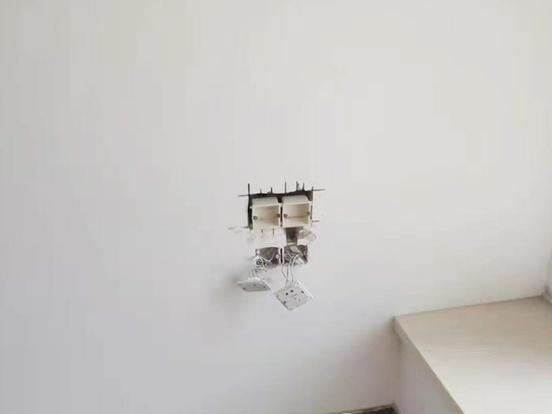 墻面電路開(kāi)槽安裝：首先確定水電開(kāi)槽的線(xiàn)路走向；然后施工隊(duì)安線(xiàn)路沿著地面或者墻面開(kāi)槽；接入線(xiàn)管和暗盒；檢測(cè)電路面對(duì)水路進(jìn)行測(cè)壓；抹平線(xiàn)槽；最后對(duì)水路開(kāi)槽進(jìn)行平面安裝。 注意在確定線(xiàn)路走向的時(shí)候，避免線(xiàn)路過(guò)多交叉，開(kāi)槽走管的路線(xiàn)要橫平豎直。開(kāi)暗槽的時(shí)候，要注意房屋的承重墻的鋼筋粗細(xì)，不要切到；開(kāi)槽的深度寬度也要把握好，根據(jù)房屋結(jié)構(gòu)決定；電路接頭不要裸露在外面；穿管不能使用軟管；