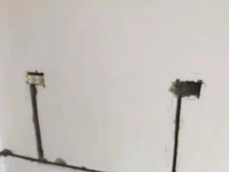 墻面電路開(kāi)槽安裝：首先確定水電開(kāi)槽的線(xiàn)路走向；然后施工隊(duì)安線(xiàn)路沿著地面或者墻面開(kāi)槽；接入線(xiàn)管和暗盒；檢測(cè)電路面對(duì)水路進(jìn)行測(cè)壓；抹平線(xiàn)槽；最后對(duì)水路開(kāi)槽進(jìn)行平面安裝。 注意在確定線(xiàn)路走向的時(shí)候，避免線(xiàn)路過(guò)多交叉，開(kāi)槽走管的路線(xiàn)要橫平豎直。開(kāi)暗槽的時(shí)候，要注意房屋的承重墻的鋼筋粗細(xì)，不要切到；開(kāi)槽的深度寬度也要把握好，根據(jù)房屋結(jié)構(gòu)決定；電路接頭不要裸露在外面；穿管不能使用軟管；