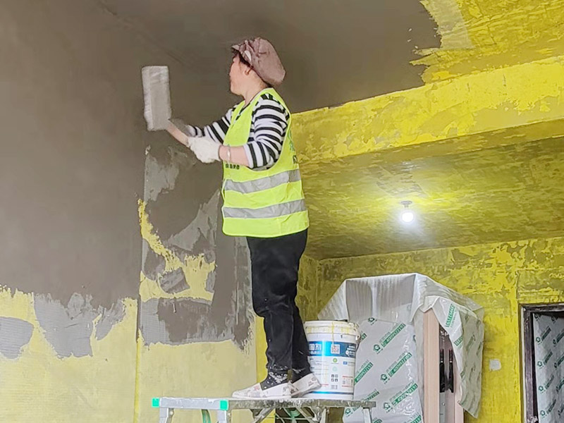 全屋墻面掛網(wǎng)施工：掛網(wǎng)之前，首先將墻面進(jìn)行抹灰，抹灰要分為兩步驟走，為了能夠增加墻面的粘合力，所以我們需要多增加水泥的成分，但是也不能夠太厚。接下來(lái)就要刷一遍砂漿，刷的時(shí)候要先做一下凝水處理，而且抹灰的深度一般來(lái)說(shuō)要達(dá)到3毫米左右，墻面的平整度要非常好。如果墻面上有裂縫，還需要用膠帶把它貼好，壓嚴(yán)實(shí)了，再用網(wǎng)格布蓋住，同時(shí)還要將多余的網(wǎng)格布剪斷，最后再刷上水泥砂漿，要讓它自然風(fēng)干，最后再輕輕打磨，涂上涂料，使其表面比較光滑就可以了。