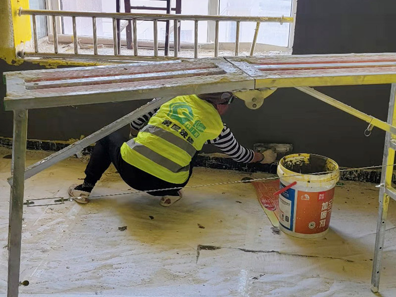 全屋墻面掛網(wǎng)施工：掛網(wǎng)之前，首先將墻面進(jìn)行抹灰，抹灰要分為兩步驟走，為了能夠增加墻面的粘合力，所以我們需要多增加水泥的成分，但是也不能夠太厚。接下來(lái)就要刷一遍砂漿，刷的時(shí)候要先做一下凝水處理，而且抹灰的深度一般來(lái)說(shuō)要達(dá)到3毫米左右，墻面的平整度要非常好。如果墻面上有裂縫，還需要用膠帶把它貼好，壓嚴(yán)實(shí)了，再用網(wǎng)格布蓋住，同時(shí)還要將多余的網(wǎng)格布剪斷，最后再刷上水泥砂漿，要讓它自然風(fēng)干，最后再輕輕打磨，涂上涂料，使其表面比較光滑就可以了。