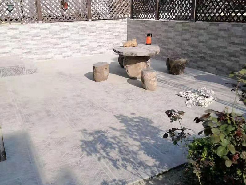 庭院貼磚施工:基層清理&rarr;貼灰餅&rarr;標(biāo)筋&rarr;鋪結(jié)合層砂漿&rarr;彈線&rarr;鋪磚&rarr;壓平拔縫&rarr;嵌縫&rarr;養(yǎng)護(hù) 將選配好的磚清洗干凈后，放入清水中浸泡2～3小時(shí)后取出晾干備用。結(jié)合層做完彈線后，接著按順序鋪磚。 鋪磚時(shí)應(yīng)抹墊水泥濕漿，按線先鋪縱橫定位帶， 定位帶各相隔15～20塊磚，然后從里往外退著鋪定位帶內(nèi)地磚，將地面磚鋪貼平整密實(shí)。 壓平、拔縫：每鋪完一個(gè)段落，用噴壺略灑水，15分鐘左右用木錘和硬木拍板按鋪磚順序錘拍一遍，不得遺漏，邊壓實(shí)邊用水平尺找平， 壓實(shí)后拉通線撫縱縫后橫縫進(jìn)行拔縫調(diào)直，使縫口平直、貫通、調(diào)縫后再用木錘拍板砸平，即將縫內(nèi)余漿或磚面上的灰漿擦擦去。