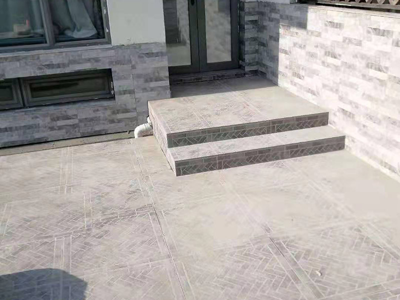 庭院貼磚施工:基層清理&rarr;貼灰餅&rarr;標(biāo)筋&rarr;鋪結(jié)合層砂漿&rarr;彈線&rarr;鋪磚&rarr;壓平拔縫&rarr;嵌縫&rarr;養(yǎng)護(hù) 將選配好的磚清洗干凈后，放入清水中浸泡2～3小時(shí)后取出晾干備用。結(jié)合層做完彈線后，接著按順序鋪磚。 鋪磚時(shí)應(yīng)抹墊水泥濕漿，按線先鋪縱橫定位帶， 定位帶各相隔15～20塊磚，然后從里往外退著鋪定位帶內(nèi)地磚，將地面磚鋪貼平整密實(shí)。 壓平、拔縫：每鋪完一個(gè)段落，用噴壺略灑水，15分鐘左右用木錘和硬木拍板按鋪磚順序錘拍一遍，不得遺漏，邊壓實(shí)邊用水平尺找平， 壓實(shí)后拉通線撫縱縫后橫縫進(jìn)行拔縫調(diào)直，使縫口平直、貫通、調(diào)縫后再用木錘拍板砸平，即將縫內(nèi)余漿或磚面上的灰漿擦擦去。