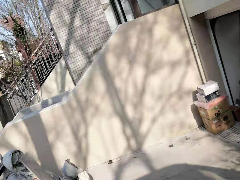 庭院貼磚施工:基層清理&rarr;貼灰餅&rarr;標(biāo)筋&rarr;鋪結(jié)合層砂漿&rarr;彈線&rarr;鋪磚&rarr;壓平拔縫&rarr;嵌縫&rarr;養(yǎng)護(hù) 將選配好的磚清洗干凈后，放入清水中浸泡2～3小時(shí)后取出晾干備用。結(jié)合層做完彈線后，接著按順序鋪磚。 鋪磚時(shí)應(yīng)抹墊水泥濕漿，按線先鋪縱橫定位帶， 定位帶各相隔15～20塊磚，然后從里往外退著鋪定位帶內(nèi)地磚，將地面磚鋪貼平整密實(shí)。 壓平、拔縫：每鋪完一個(gè)段落，用噴壺略灑水，15分鐘左右用木錘和硬木拍板按鋪磚順序錘拍一遍，不得遺漏，邊壓實(shí)邊用水平尺找平， 壓實(shí)后拉通線撫縱縫后橫縫進(jìn)行拔縫調(diào)直，使縫口平直、貫通、調(diào)縫后再用木錘拍板砸平，即將縫內(nèi)余漿或磚面上的灰漿擦擦去。