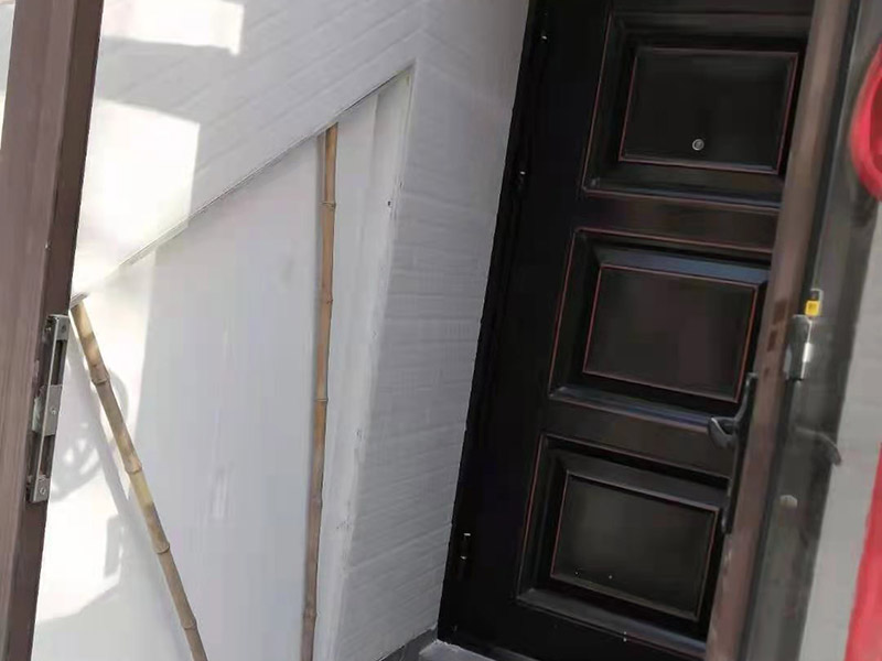 庭院貼磚施工:基層清理&rarr;貼灰餅&rarr;標(biāo)筋&rarr;鋪結(jié)合層砂漿&rarr;彈線&rarr;鋪磚&rarr;壓平拔縫&rarr;嵌縫&rarr;養(yǎng)護(hù) 將選配好的磚清洗干凈后，放入清水中浸泡2～3小時(shí)后取出晾干備用。結(jié)合層做完彈線后，接著按順序鋪磚。 鋪磚時(shí)應(yīng)抹墊水泥濕漿，按線先鋪縱橫定位帶， 定位帶各相隔15～20塊磚，然后從里往外退著鋪定位帶內(nèi)地磚，將地面磚鋪貼平整密實(shí)。 壓平、拔縫：每鋪完一個(gè)段落，用噴壺略灑水，15分鐘左右用木錘和硬木拍板按鋪磚順序錘拍一遍，不得遺漏，邊壓實(shí)邊用水平尺找平， 壓實(shí)后拉通線撫縱縫后橫縫進(jìn)行拔縫調(diào)直，使縫口平直、貫通、調(diào)縫后再用木錘拍板砸平，即將縫內(nèi)余漿或磚面上的灰漿擦擦去。