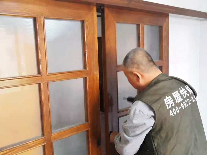 推拉門維修：把拉門上端滑輪部分樹立起來，在已經(jīng)拆了滑輪的圓孔中插入扳手?jǐn)Q入新螺絲釘。 將上滑輪平推入螺絲釘帽和門框內(nèi)壁之間的縫隙，為了使上滑輪保持一定距離，可在門框上邊緣和上滑輪的平面之間夾入一張硬紙板，然后上緊螺絲釘。 上滑輪安裝完畢，取下硬紙板，其他滑輪的更換也都是一樣的，通過一根螺絲固定滑輪，將舊滑輪取出，反過來將移門滑輪換上即可。