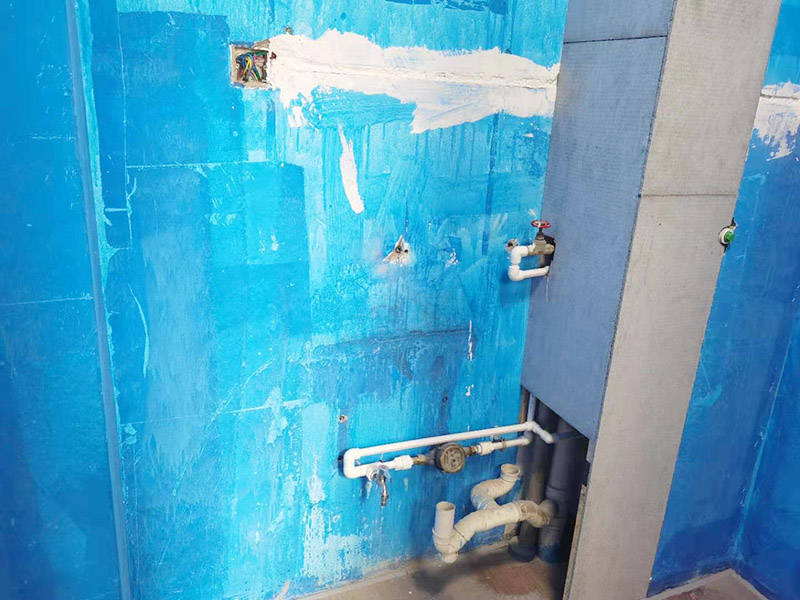 出租房廚房墻貼微晶板：將粘有圖案的轉(zhuǎn)移膜輕輕的撕離圖案的底紙，如果圖案有沒粘在轉(zhuǎn)移膜上的地方，可以用小刀輔助一下。先將轉(zhuǎn)移膜剪下的邊角料挑選個(gè)墻角的墻面測(cè)試一下墻面的性能，確定墻面沒問題后再粘貼。如果墻面掉粉或在撕下轉(zhuǎn)移膜時(shí)會(huì)連同墻面漆一起粘下，請(qǐng)?zhí)幚砗笤龠M(jìn)行粘貼?！≠N圖案的時(shí)候，可以先將轉(zhuǎn)移膜的一角先粘在墻上，然后慢慢的將粘有圖案的轉(zhuǎn)移膜順著向下的方向貼在墻上，接著用卡片由圖案中間向四周的方向反復(fù)劃幾下，使墻貼更好粘在墻壁。