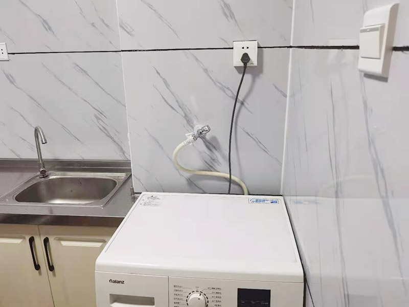 出租房廚房墻貼微晶板：將粘有圖案的轉(zhuǎn)移膜輕輕的撕離圖案的底紙，如果圖案有沒粘在轉(zhuǎn)移膜上的地方，可以用小刀輔助一下。先將轉(zhuǎn)移膜剪下的邊角料挑選個(gè)墻角的墻面測(cè)試一下墻面的性能，確定墻面沒問題后再粘貼。如果墻面掉粉或在撕下轉(zhuǎn)移膜時(shí)會(huì)連同墻面漆一起粘下，請(qǐng)?zhí)幚砗笤龠M(jìn)行粘貼?！≠N圖案的時(shí)候，可以先將轉(zhuǎn)移膜的一角先粘在墻上，然后慢慢的將粘有圖案的轉(zhuǎn)移膜順著向下的方向貼在墻上，接著用卡片由圖案中間向四周的方向反復(fù)劃幾下，使墻貼更好粘在墻壁。