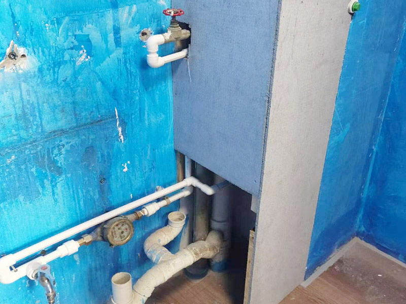 出租房廚房墻貼微晶板：將粘有圖案的轉(zhuǎn)移膜輕輕的撕離圖案的底紙，如果圖案有沒粘在轉(zhuǎn)移膜上的地方，可以用小刀輔助一下。先將轉(zhuǎn)移膜剪下的邊角料挑選個(gè)墻角的墻面測(cè)試一下墻面的性能，確定墻面沒問題后再粘貼。如果墻面掉粉或在撕下轉(zhuǎn)移膜時(shí)會(huì)連同墻面漆一起粘下，請(qǐng)?zhí)幚砗笤龠M(jìn)行粘貼?！≠N圖案的時(shí)候，可以先將轉(zhuǎn)移膜的一角先粘在墻上，然后慢慢的將粘有圖案的轉(zhuǎn)移膜順著向下的方向貼在墻上，接著用卡片由圖案中間向四周的方向反復(fù)劃幾下，使墻貼更好粘在墻壁。