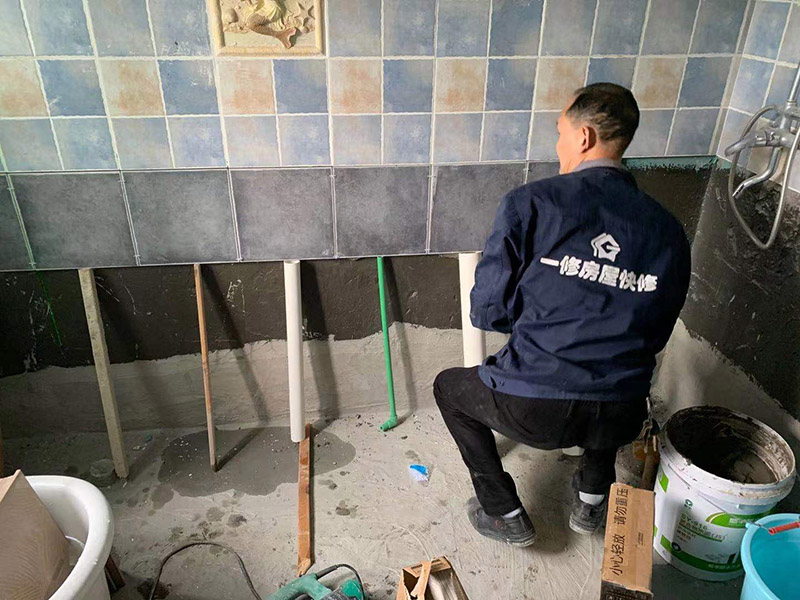 墻面貼瓷磚維修:首先將沙子和水泥按照3：1的比例混合后兌少量的水，使水泥和沙子混合到可以用手攥成團的黏稠度,在鋪磚之前先將要鋪的地方用水潑濕。將開始和好的水泥和沙子鏟到你要鋪瓷磚的地方,鏟完以后用小鏟子初步抹平,然后用一根小平板抹平表面，然后瓷磚背后抹上開始和好的那盆比較稠的水泥漿。再將抹好水泥的磚小心平放到要鋪的地方，注意對縫。再用橡膠小榔頭敲實，用水平尺找平。最后在側(cè)邊用小榔頭的把手堵嚴(yán)實。