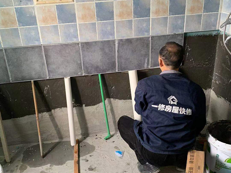 墻面貼瓷磚維修:首先將沙子和水泥按照3：1的比例混合后兌少量的水，使水泥和沙子混合到可以用手攥成團的黏稠度,在鋪磚之前先將要鋪的地方用水潑濕。將開始和好的水泥和沙子鏟到你要鋪瓷磚的地方,鏟完以后用小鏟子初步抹平,然后用一根小平板抹平表面，然后瓷磚背后抹上開始和好的那盆比較稠的水泥漿。再將抹好水泥的磚小心平放到要鋪的地方，注意對縫。再用橡膠小榔頭敲實，用水平尺找平。最后在側(cè)邊用小榔頭的把手堵嚴(yán)實。