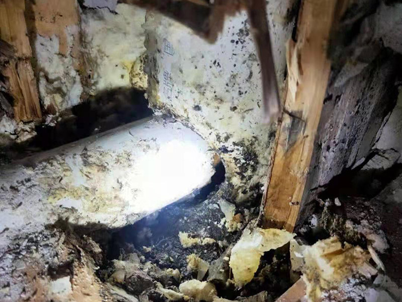 墻內(nèi)水管漏水維修:第一時(shí)間關(guān)掉自家的供水閥門，讓漏水帶來的影響盡可能的縮小。需要找到水管漏水的地方，最常使用的方法是水管打壓法。此方法需要將冷熱水管用軟管連接在一起使冷熱水形成一個(gè)圈，總閥門關(guān)閉，所有出水口只留一個(gè)口接上試壓器，其余關(guān)閉，這時(shí)試壓器的指針讀數(shù)為0。 搖動測壓桿至指針讀數(shù)到0.9-1.0之間，此時(shí)的水壓應(yīng)為正常水壓的3-6倍。然后需要等待一定時(shí)間，不同管材需要的時(shí)間不一樣，但最少也需要半個(gè)小時(shí)。此時(shí)查看壓力值，如果降幅不超過0.5個(gè)壓，就沒有漏水。如果有漏點(diǎn)，壓力就會下降較多。 找到了漏水點(diǎn)，我們就要對漏水的管道進(jìn)行維修或更換。首先要鑿開對應(yīng)墻面，此過程中要注意對地板家居的保護(hù)。然后清理干凈管道上的殘?jiān)M(jìn)行換新，連接好后要用防水膠對管道進(jìn)行防水處理。